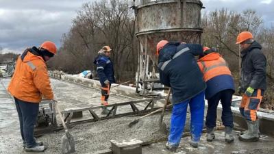 В рамках дорожного нацпроекта продолжается реконструкция моста через реку Шукша