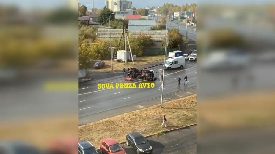 В Пензе на Окружной перевернулся манипулятор